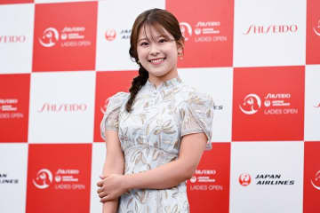 女子ゴルフ前夜祭で「チャイナ風」衣装の21歳ルーキーに注目　吉田鈴、プロメイクで印象一変
