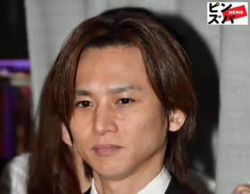 「布が無いの流行ってるの？」堂本光一、“びんぼっちゃま”ふう超クールビズ衣装に困惑　筋肉美は全開