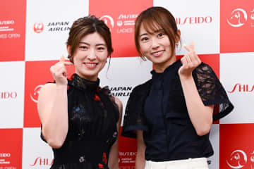女子ゴルフ安田祐香、お洒落なシースルー衣装でパシャリ　高校先輩・植手桃子と仲良く2ショット