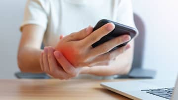 スマホ時代の“隠れ不調”が深刻化　30代の手に異変、9割が自覚