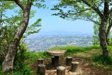 大阪から30分！　四条畷の名低山で「母娘ハイキング」 さすがは西日本最大級の山城！　展望270度の絶景ランチが美味