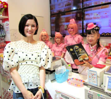 アパホテルの元谷芙美子社長が竹下通り沿いの店舗で1時間店長に就任　三州製菓「アパ社長カレー煎餅」に期待感