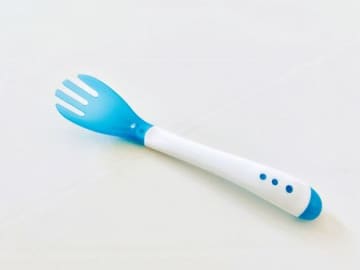 【セリア】青いミニフォーク？一体コレなーんだ！「何本も欲しくなる」理由に、うん納得～♪