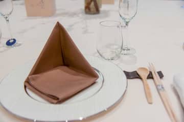 ホテルが教える布ナプキンのマナー　うっかり間違えると「料理がおいしくなかった」という意思表示になるたたみ方とは