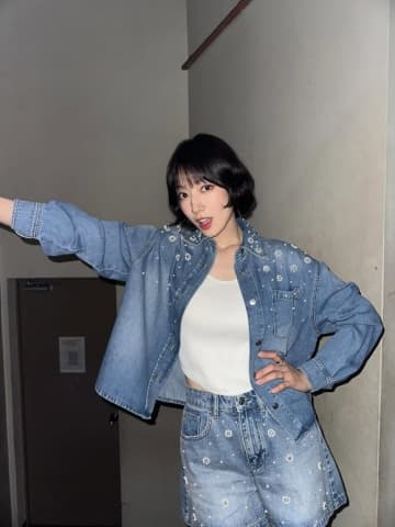 パク・シネ、アイドルのようなビジュアルに視線釘付け…ツアーのビハインドカットを公開