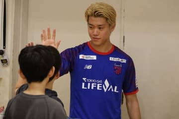 「僕にもこんな時期があった」FC東京の３選手が小学生と全力交流! 紙飛行機にPK対決も