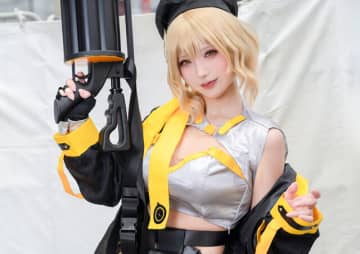 【コスプレ】『NIKKE』アニスの銃を構えたスタイリッシュなポージングが絵になる！魅惑的な表情で魅了する美女レイヤー【写真9枚】