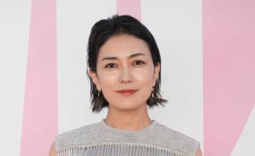 板谷由夏、愛猫がポーチを枕に眠るユニークな仕草を公開⇒「あくびはレア」「癒やされます」と反響