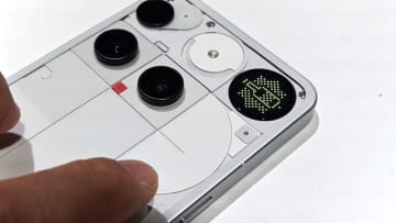 Nothing Phone (3) 実機を最速チェック。背面LEDから丸窓のドット表示に。更なる謎ボタン、そしてヘッドフォンも（スマホ沼）
