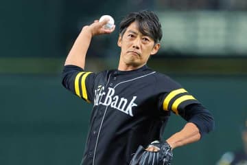 東京Dに現れた超大物俳優に騒然「こんな50代憧れる」　ノーバン投球に喝采「なんでも出来るやん」