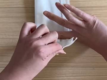 「何これ気持ちいい！」　床に広がったソースを一瞬で回収する方法