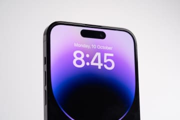 次期「iPhone 17 Air」、フロントカメラの奇妙な配置が発覚？