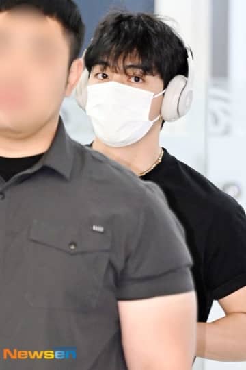 【PHOTO】BTSのV、日本でのスケジュールを終えて帰国…ヘッドフォン姿で登場（動画あり）