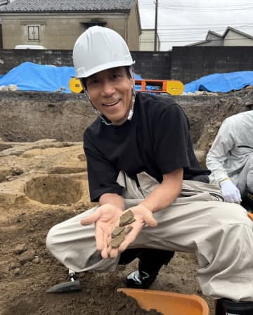 大河ドラマ「光る君へ」藤原為時役の俳優・岸谷五朗さん　越前国府で文化の原点にふれる