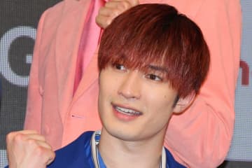 ｢え！SixTONESのジェシーかと｣チェコ王者の日本代表DF、スーツ姿で別人級モデル姿公開も｢馬子にも衣装だな!!｣｢何してんだよ！｣芸人からのツッコミも