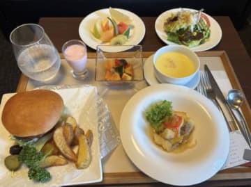 仰天！病院食が完全にフルコースーーこれ病院食ってマジ？「まだ入院させて下さい」の声続出　退院前の奇跡の食事が話題に