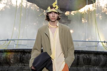 オム プリッセ イッセイ ミヤケ 2026年春夏コレクション、色を採集する旅