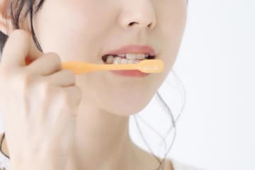 【50代からの歯のお手入れ】「歯間ブラシのような歯ブラシも！」編集部注目の最新・オーラルケアアイテム【12選】