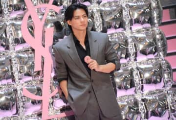 平野紫耀、チークメイク姿で表参道ヒルズに登場！印象の変化に「魔法のよう」