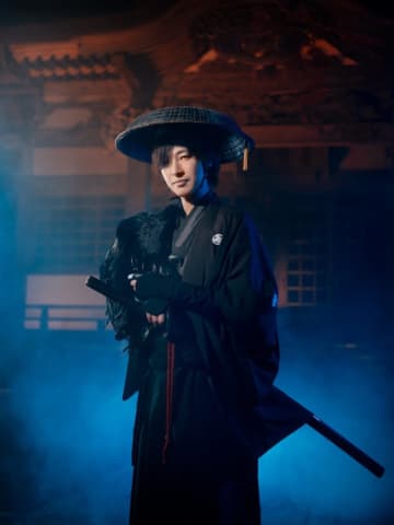 山内惠介、椎名林檎作詞・作編曲の新曲「闇にご用心」配信開始。現世と冥界の狭間を感じさせるMV公開も