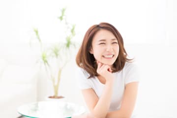 『よく笑う人』は人間関係で得をする？周囲を動かす心理的効果とは