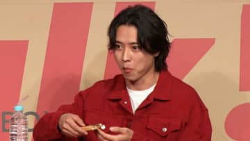 山﨑賢人さん（30）がピザの食リポに挑戦「ハラミとニンニクの合わさった最強の味が…」