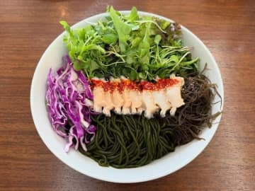 『愛の不時着』ソン・イェジンは料理のセンスも抜群！爽やかな“夏のひと皿”を披露【PHOTO】