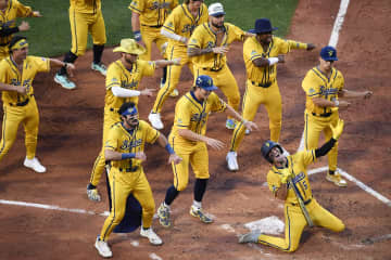 試合中に選手たちがいきなり踊りだし、審判はバック転！ エンタメ球団サバンナ・バナナズの快進撃が止まらない＜SLUGGER＞