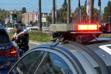警官にツバ吐き、「ぶっとばす」と暴言も…万引き容疑の男、逮捕映像に非難の声