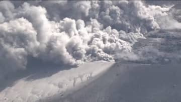 噴火続く霧島連山・新燃岳　噴煙で飛行機欠航も