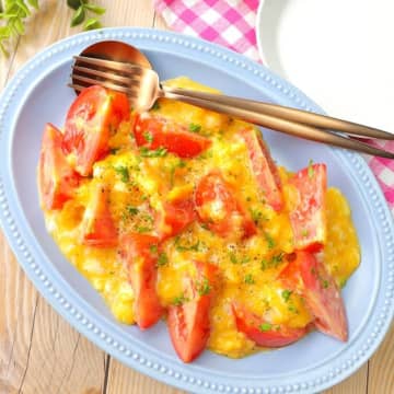 「夏じゃなくてもトマト食べたい！」「3分で作れるなら今日やる」フライパンにぶち込むだけの簡単おかずレシピ