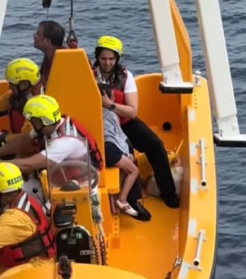 米でクルーズ船から転落した娘を救うため、父親が決死のダイブ！ 迅速対応で“奇跡の救出”に拍手喝采！