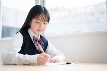 孫が私立中学を受験するのに「小学生から塾に通う」と言っています。ほかの家庭は教育費にどれくらいかけているのでしょうか？