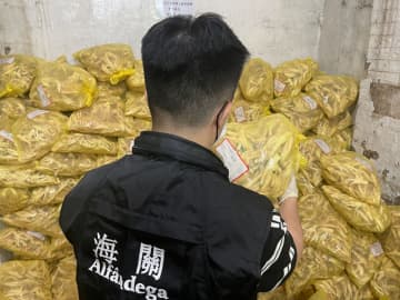 マカオ税関が運び屋向け密輸品供給拠点摘発…出所不明の冷凍鶏もみじ約840kg発見