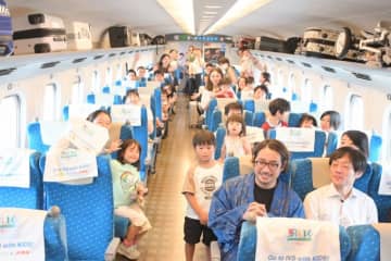 東海道新幹線「のぞみ」が託児所に？！子連れ出張が叶う新しい移動に密着