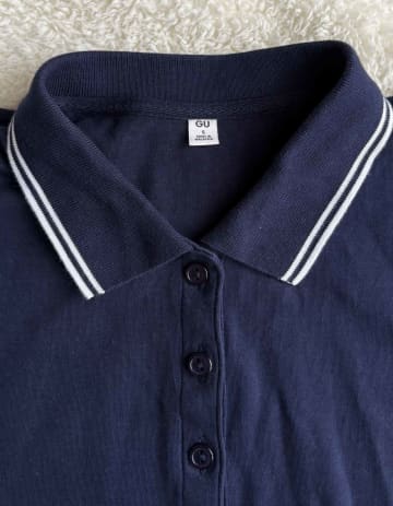 黒よりもこなれる“ネイビー”！【GU】990円で買える「万能ライントップス」