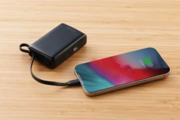 エレコム、10000mAhで最大30W出力のケーブル一体型モバイルバッテリー「DE-C71L-10000」発売