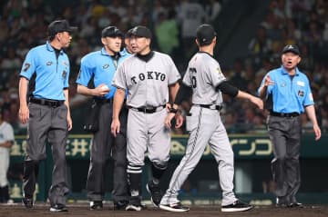 【巨人】阿部監督がリプレー検証後の抗議で初の退場処分　甲子園にどよめき