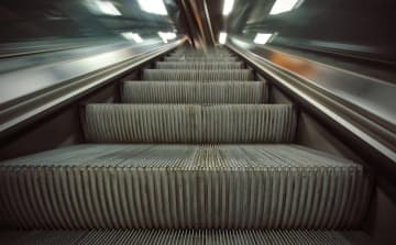 高速鉄道の駅で女性がエスカレーターを逆行し大迷惑、注意されるも無視―中国