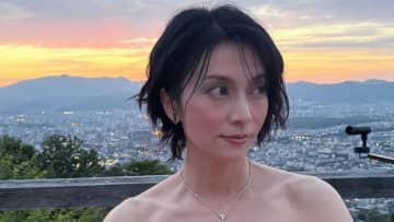 「まさに大和撫子」柴咲コウ オフショルドレスで美コルテ披露！夕焼けを背に絵画のような佇まい…美しすぎる姿にファン釘付け
