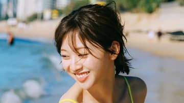 日向坂46・富田鈴花 サーフテイストな水着カット解禁！ 太陽に照らされた透明感あふれる素肌に注目 1st写真集『鈴花サーキット』