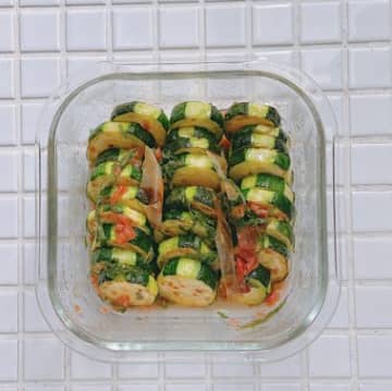 夏にぴったり♪冷やして美味しい『焼きズッキーニの梅しそ浸し』の作り置き