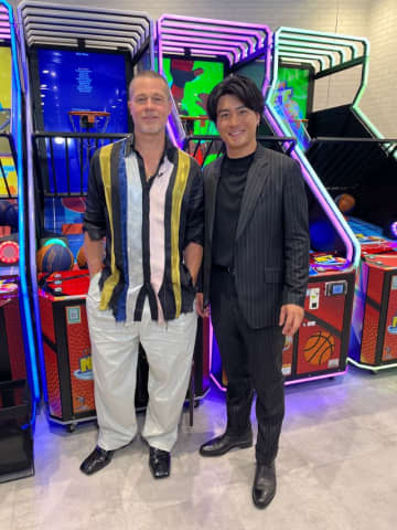 ブラッド・ピット、日本で森本慎太郎とゲーセン対決にプリクラ撮影まで！特別映像が公開