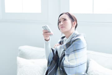 『設定温度を高くしても、エアコンの冷房が寒く感じる…』なぜ？4つの理由とできる対策