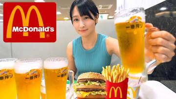 人気女性YouTuber、フードコートで生ビールをグビグビ　タンクトップ姿に視聴者「可愛すぎる」