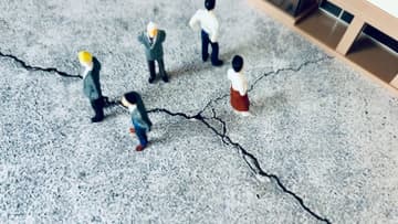 外資系では“強み”なのに日本企業では“雑音”扱いの「外界志向」…大企業にありがちな“内向き志向”が衰退をもたらす理由【キャリアのプロが解説】