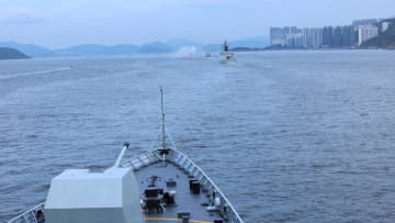 中国海軍空母「山東」編隊、香港に到着