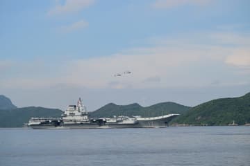 中国海軍空母「山東」編隊、香港に到着