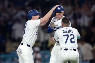 ドジャース、レジェンド左腕カーショーの偉業を飾る劇的勝利　フリーマン殊勲打＆大谷翔平がサヨナラ生還