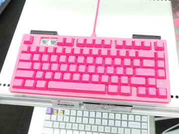 ピンク色の75%ラピトリキーボード「MCHOSE JET 75 Rose Red」、ソフマップで展示中